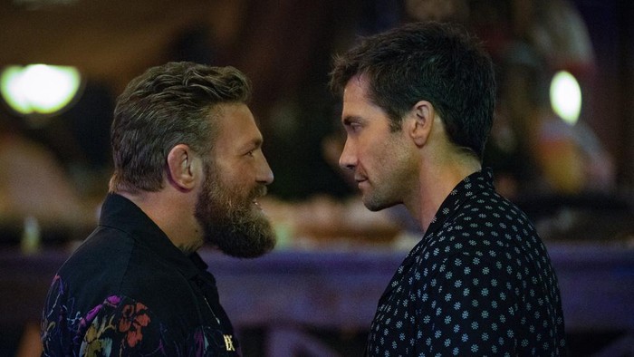 Conor McGregor dan Jake Gyllenhaal di film 'Road House'. Foto: AP/Laura Radford