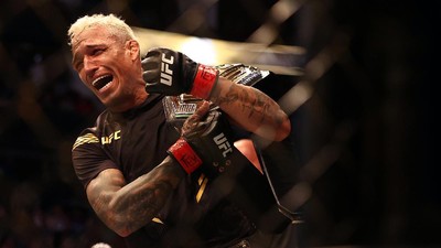 Charles Oliveira: Pemecah Rekor Bonus UFC dan Ambisi Kembali Menguasai Kelas Ringan